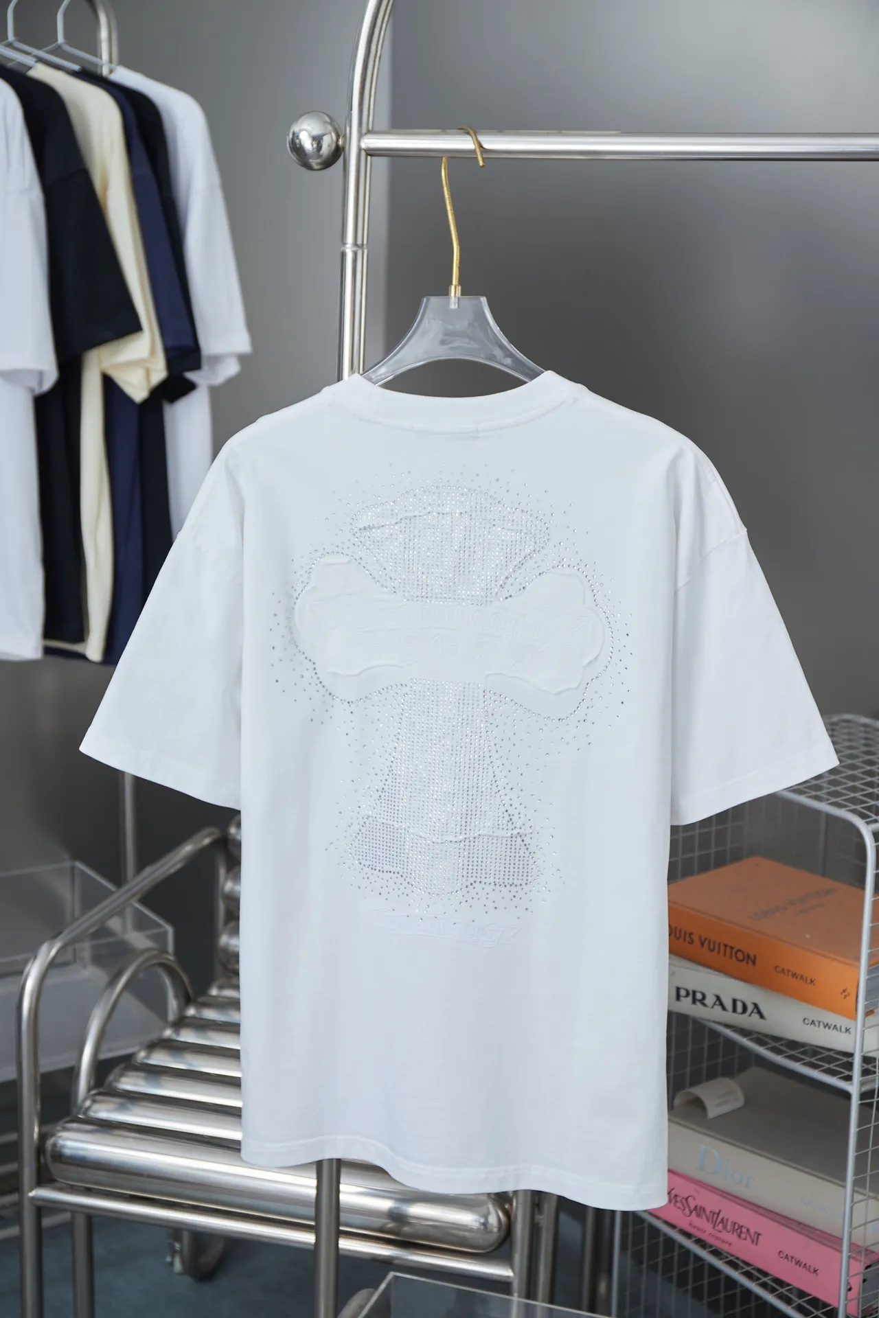 🅿️200 Ch*ome Hearte 25SS early spring new style, Australian diamond embroidered Crow heart cross short sleeves, light luxury, essential item for daily commuting for men and women, correct version, welcome to compare, detailed features · 320g 100% pure cotton double yarn jersey fabric · Custom dyed in the same cylinder, special thickened 32 double-strand 1X1 threads · Imported Tajima machine embroidered letter logo and pattern · High-temperature stamping of Crow heart pattern with matte diamonds imported from Australia · Double-needle stitching across seams · Original main mark, washed tag, branded moisture-proof paper packaging Color: Black/White Size: S/M/L/XL